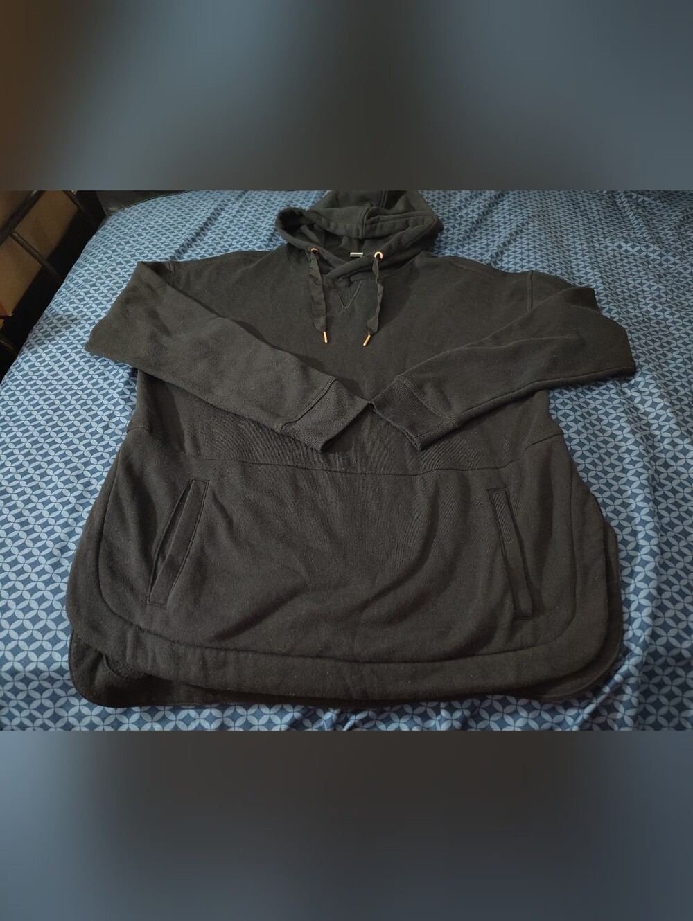 Women’s Medium Old Navy black kangaroo‑pocket high‑low split‑hem hoodie